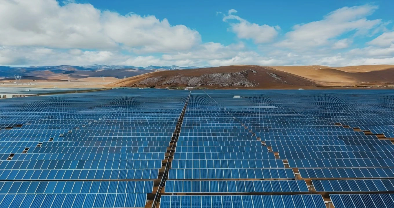 THE WORLD'S FIRST ULTRA-HIGH ALTITUDE PV DEMONSTRATION BASE PROJECT PLATEAU PV POWER PLANT
